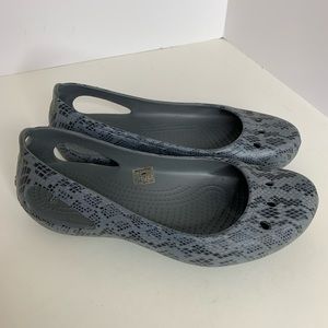 CROCS Women’s 7 Snakeskin Slip On Closed Toe Shoes